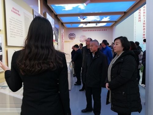 全體黨員認真聽取講解.jpg 全體黨員認真聽取講解.jpg