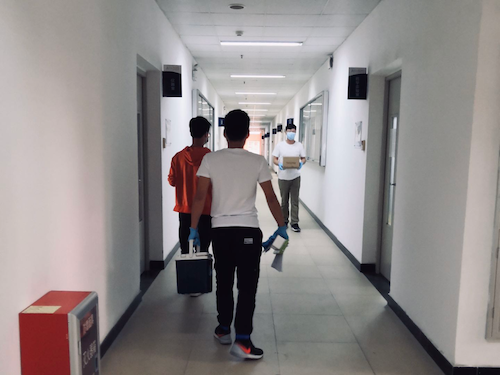 上周剛返校的老師實(shí)驗(yàn)室急需手套，上圖為老師剛從喀斯瑪廣醫(yī)倉(cāng)儲(chǔ)領(lǐng)取兩盒手套，喀斯瑪工作人員隨老師去辦公室下單并配送 .png