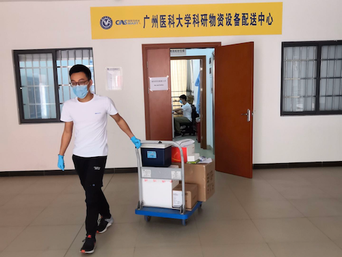 已換上夏裝的“喀斯瑪藍(lán)”給廣州醫(yī)科大學(xué)基礎(chǔ)醫(yī)學(xué)院和藥學(xué)院老師配送物資.png